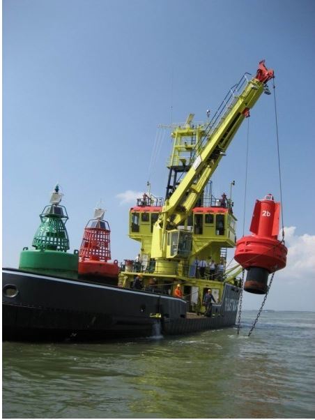 Boeien zijn essentieel om het scheepvaartverkeer mee in goede banen te leiden. Nu worden de stalen boeien op de #Westerschelde vervangen door kunststof boeien.
 👉 makkelijker in onderhoud, milieuvriendelijker en goedkoper 👈
<a href="/rijkswaterstaat/">Rijkswaterstaat</a> #gemeenschappelijknautischbeheer