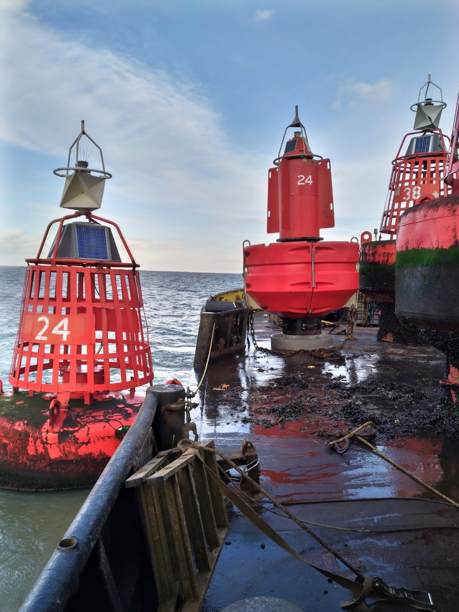 agentschapMDK's tweet photo. Boeien zijn essentieel om het scheepvaartverkeer mee in goede banen te leiden. Nu worden de stalen boeien op de #Westerschelde vervangen door kunststof boeien.
 👉 makkelijker in onderhoud, milieuvriendelijker en goedkoper 👈
@rijkswaterstaat #gemeenschappelijknautischbeheer https://t.co/DRznA9TZWj