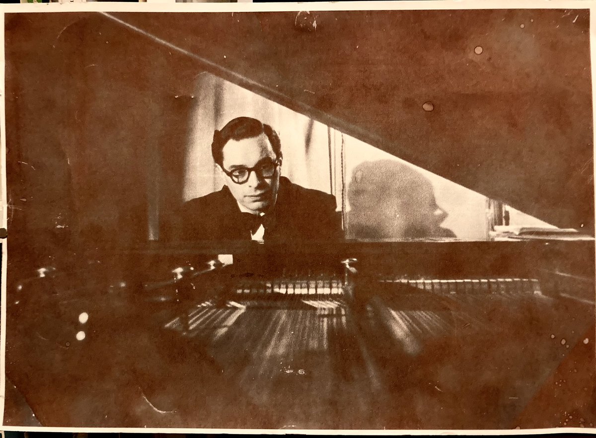 My maternal grandfather Josef Meller was born in Vienna 100 years ago today. He took this photo of himself at his piano, I guess in the 1950s. He died aged 64 when I was 7, but late in his life he did something wonderful that would change my life when I was an adult. A thread...