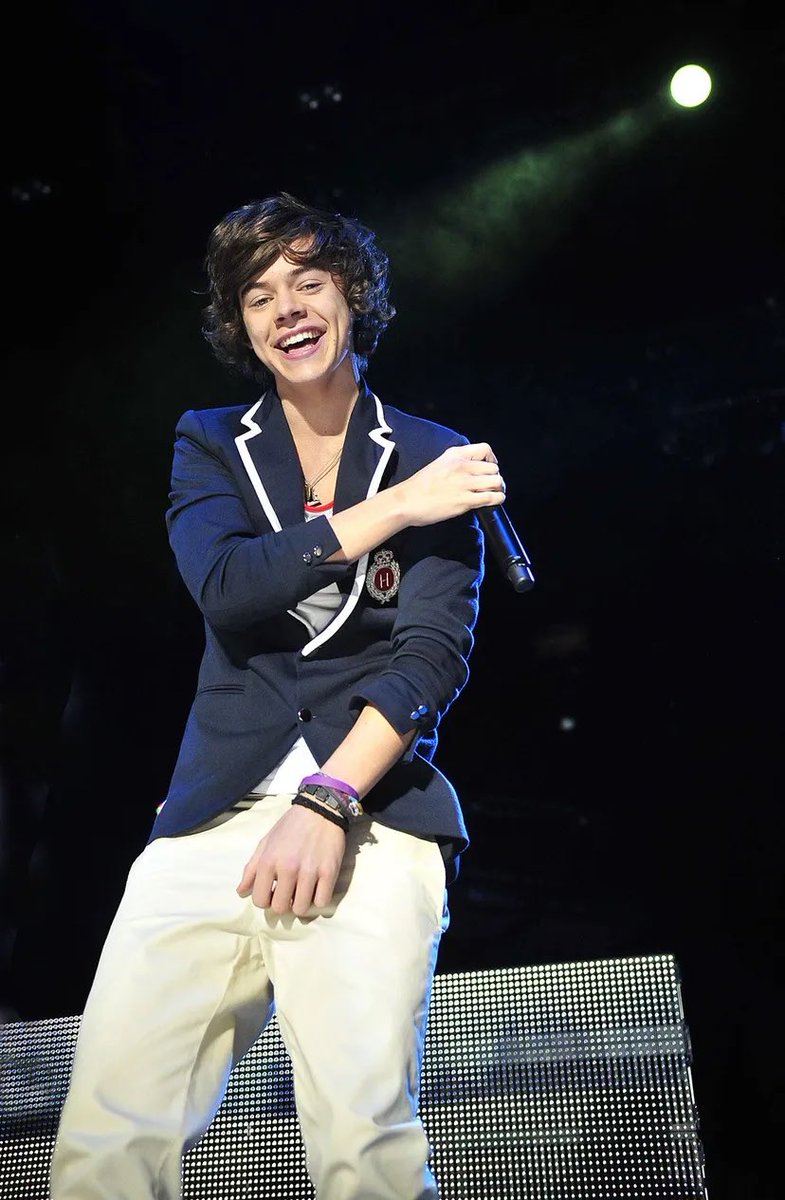 At the start of  @Harry_Styles's career there was *a lot* of Jack Wills, and that preppy style was his signature look for the early days of One Direction:  https://trib.al/RXJhPJT 