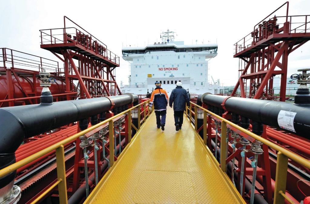 Shell_Nigeria's tweet photo. 🚢 Tanker Programmers:
We need people who dare to think differently – to take part in developing tomorrow’s energy solutions today. Apply here: https://t.co/2E9BndFLB6 https://t.co/Yd5fibQXAU