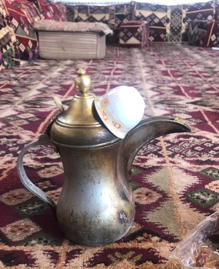 n1412_r's tweet photo. لماذا وضع الفنجال على الدلة 
 بهذه الطريقة وش يقصد؟؟

 #صور_من_زمن_lلطيبين https://t.co/DRpmLPKc29