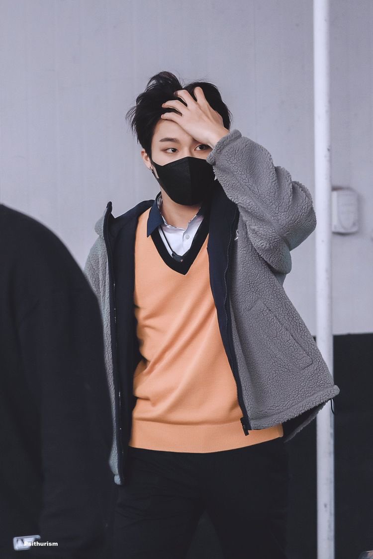 treaerus's tweet photo. when jeongwoo does this....... https://t.co/CQNvGk3I4N