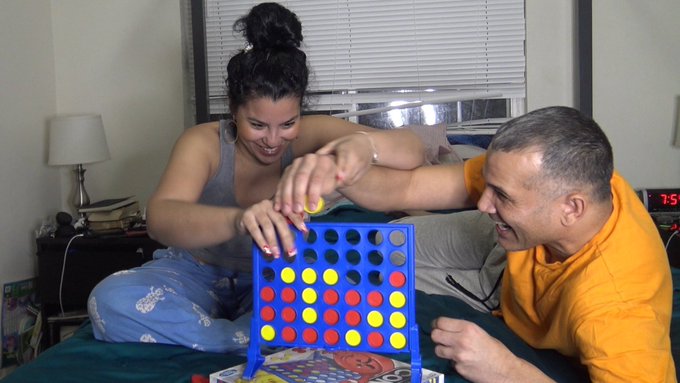 HUSBAND VS WIFE CONNECT FOUR CHALLENGE *GETS CRAZY* https://t.co/eqIFzm7RDt https://t.co/Z0934CgNJT