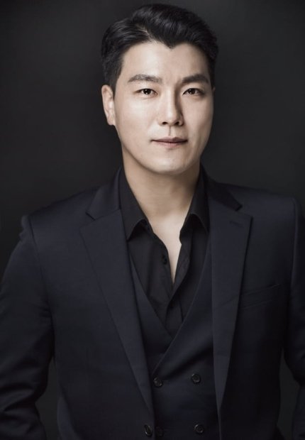 infodrakor_id's tweet photo. Aktor musikal #YangJoonMo dikonfirmasi bergabung dalam cast drama JTBC #SisyphusTheMyth 😍
Berperan sebagai Choi Yeon-sik yang dengan setia menjalankan tugasnya sebagai agen dari sebuah badan intelijen rahasia dan akan menunjukkan ketegangan untuk mengejar #ParkShinHye 😱 https://t.co/6axkENu72D