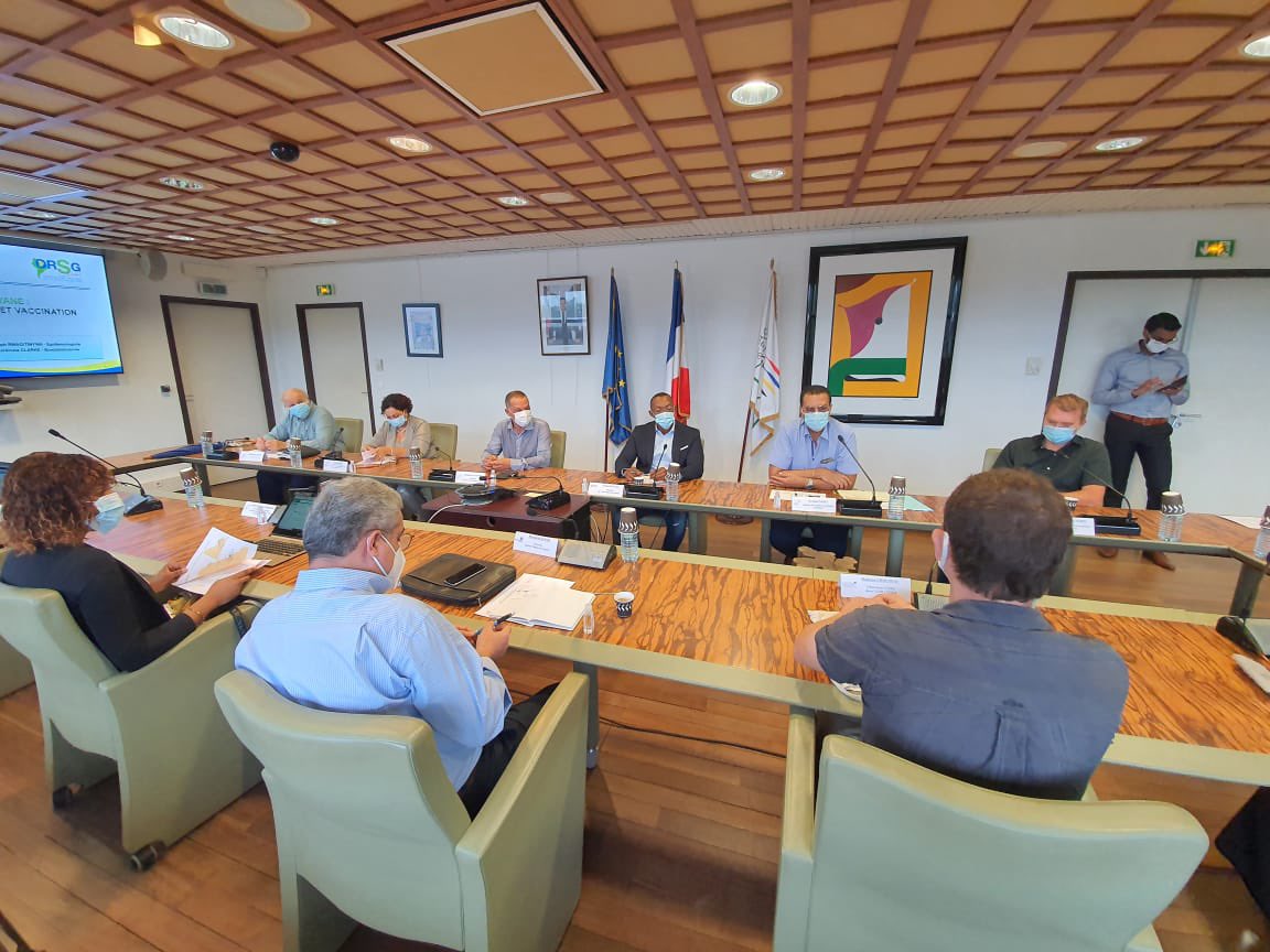AMGuyane's tweet photo. #ActualitésAMG 
Ce matin, Monsieur François RINGUET, président de l’association des Maires de Guyane, assistait à une réunion du comité Scientifique Territoriale.
Les débats se portaient sur la situation sanitaire actuelle ainsi que sur l’élaboration d’une stratégie vaccinale. https://t.co/YT89QN06Gk