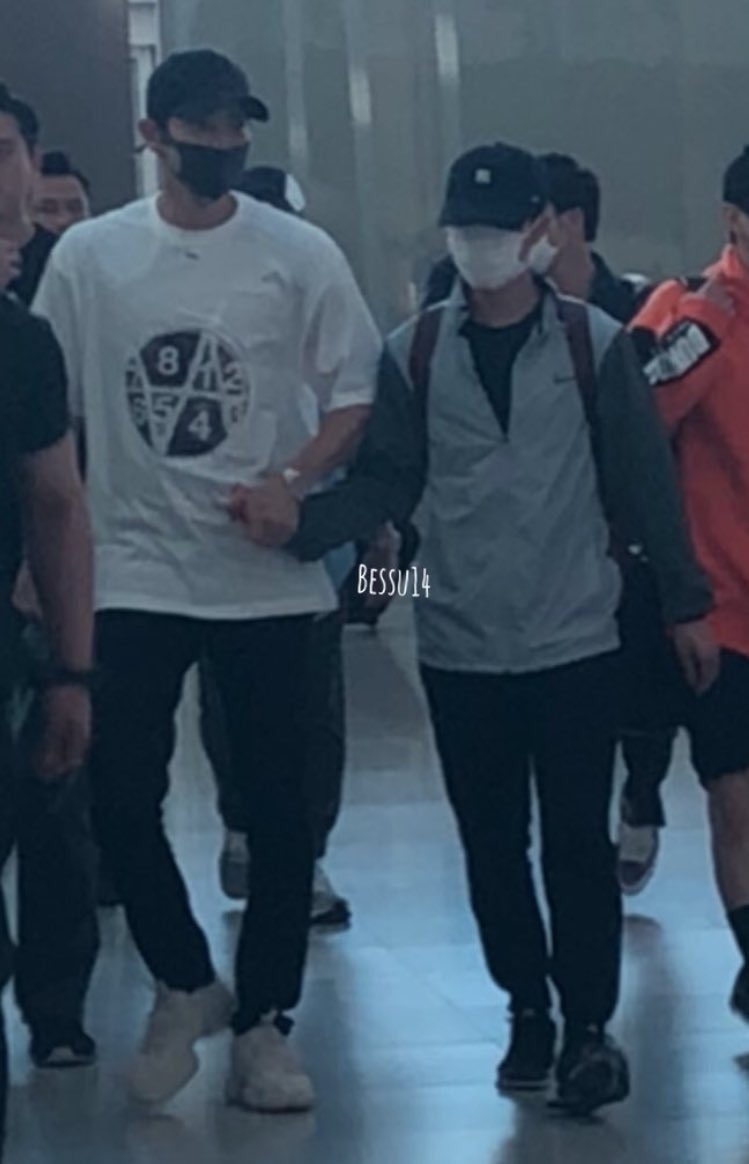  Holding Hands - Steve Green Why do they do this to my heart? Its an adorable tradition how every time they meet at the airport, they hold hands for a while. Its cuter when you realise Ksoo initiates most of them