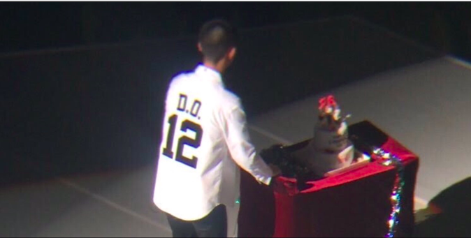  Cake by the Ocean - DNCEKyungsoo is always the one to hold the cake for Chanyeol or bring the cake out. I'm gonna use the word cute several times but its cut ok. Ksoo wasn't here for Yeol bday this yr, wonder who the held the cake. Probably Sehun.