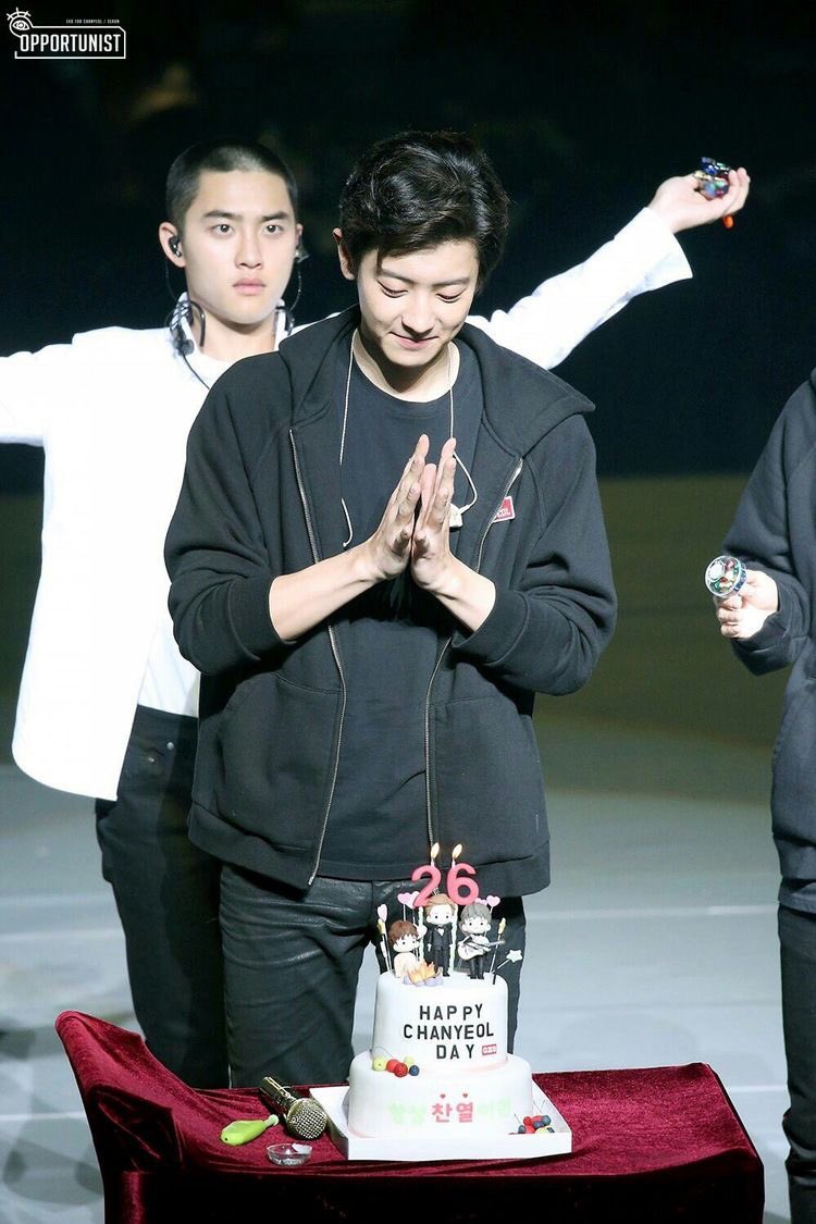  Cake by the Ocean - DNCEKyungsoo is always the one to hold the cake for Chanyeol or bring the cake out. I'm gonna use the word cute several times but its cut ok. Ksoo wasn't here for Yeol bday this yr, wonder who the held the cake. Probably Sehun.