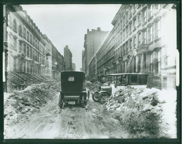 NYHistory's tweet image. ❄️ Brrr...stay safe inside today, friends! This view of West 47th Street, looking east from Sixth Avenue, was taken after a heavy snow in 1929. ⁣
⁣
📷 William J. Roege