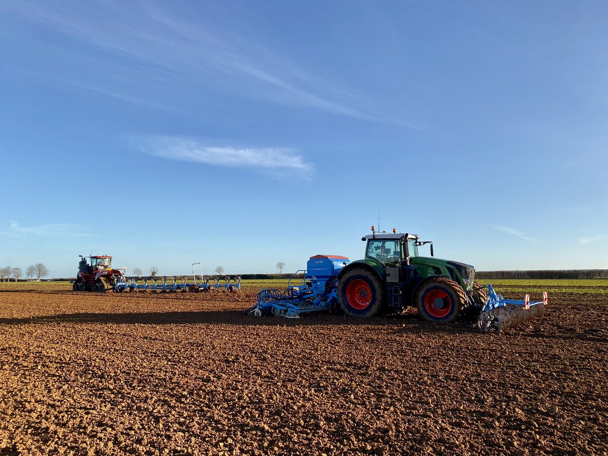 Glorious afternoon for drilling spring barley behind the sugar beet harvester ☀️🌾
#Lincolnshire 
#springbarley 
#farming 
#HappyMonday