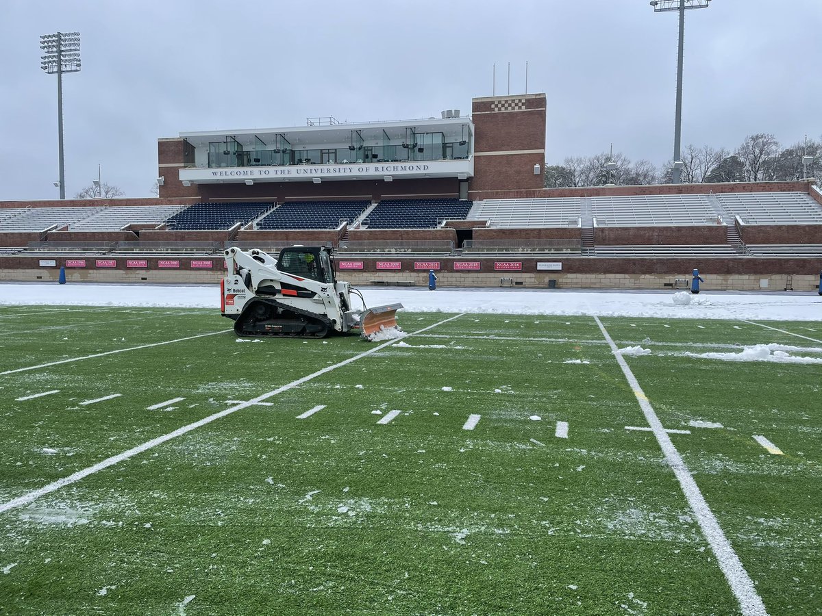 ITACTURF's tweet photo. First time in almost 3 years that we have had a measurable snow to push on Turf fields. #ITACTURF https://t.co/MNgsJhfEBc