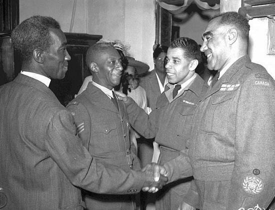 DefenseCanada's tweet photo. Le Mois de l’histoire des Noirs est un moment pour tous les Canadiens de célébrer les réalisations des Canadiens noirs.
Pour les #FAC et le #MDN, il s’agit d’une occasion de nous rappeler les contributions que les membres noirs ont apportées... #MHN2021  
https://t.co/hUSZZEem00 https://t.co/yXMhVjxNMJ