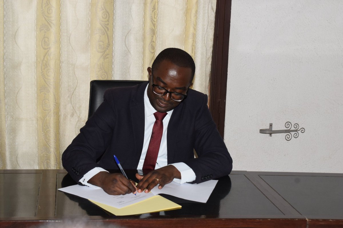 ADB_Burundi's tweet photo. Monsieur Dieudonné MURENGERANTWARI, nouvellement nommée par Décret Présidentiel N°100/025 du 27 janvier 2021,portant nomination d'un  Administrateur représentant l'Etat au Conseil de Administration de la #BNDE ,et Monsieur David KAMANA qui devient Chef de Service ai . https://t.co/84PD8H4BCj
