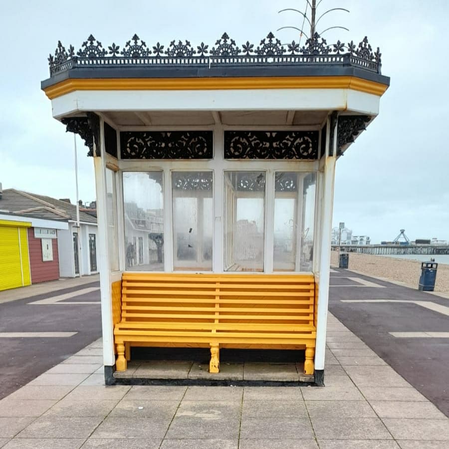 UoP_CADI's tweet photo. Talk about fifty shades of grey, what a dull day! 🌫
But if you look around you may notice big splashes of colour here and there to cheer you up!🌈
#positivepicsfromtel #wheresyoursanctary #handsfacespace #dailyexercise #greyday #splashesofcolour #southsea https://t.co/wwvdE0wiDI