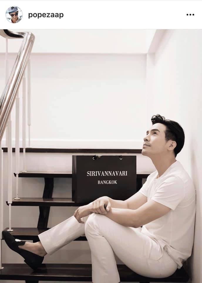 Constancy999's tweet photo. ไม่เสียแรงที่สมัยเอ๊าะๆบ้านอยู่ใกล้พี่หมื่น ยิ่งอวดพี่หมื่นยิ่งเขิล ตัวจริงพี่หมื่นพูดเพราะมากกก 😍😍 3 กีบแบนดาราอีกแบ้ว แต่เราอวย 
#SirivannavariBangkokBrands 
#SavePope https://t.co/j166SU0Woq