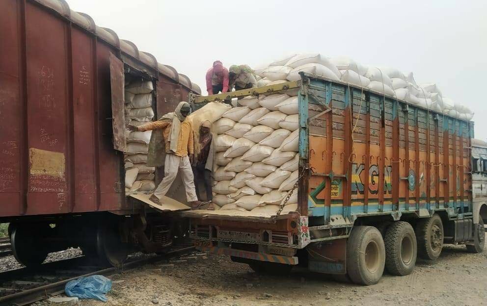 drm_drmizn's tweet photo. HIGHEST ever Freight Earning Rs 25.79 crores (last best Rs 24.36 cr in January 2016) It is also 65.74% higher from last year in month of Jan 2020 https://t.co/CGopPxirJt