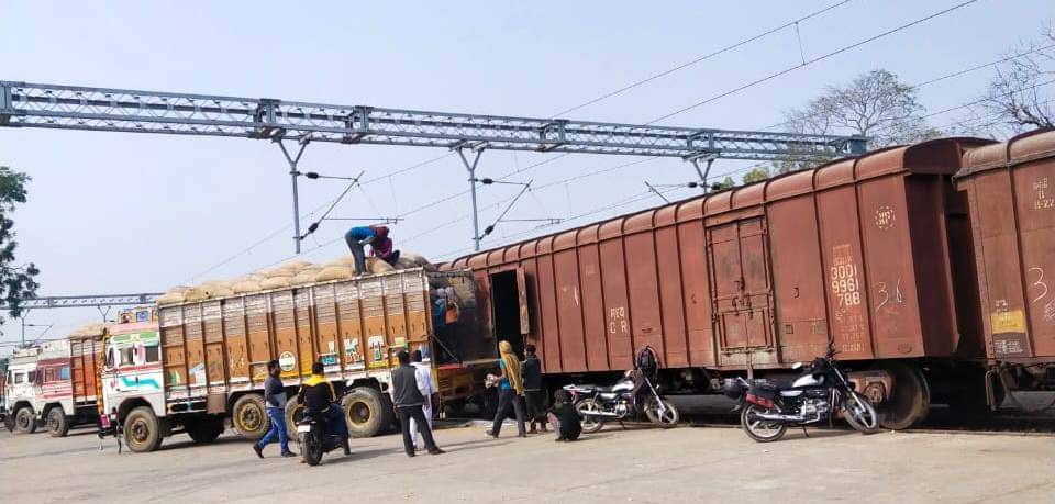 drm_drmizn's tweet photo. IZN division made a quantam jump by loading 0.197 MT Freight, 111.5 rakes and grabbing Rs 25.79 crores revenue in the month of January 2021 https://t.co/OGwxy2pjmh