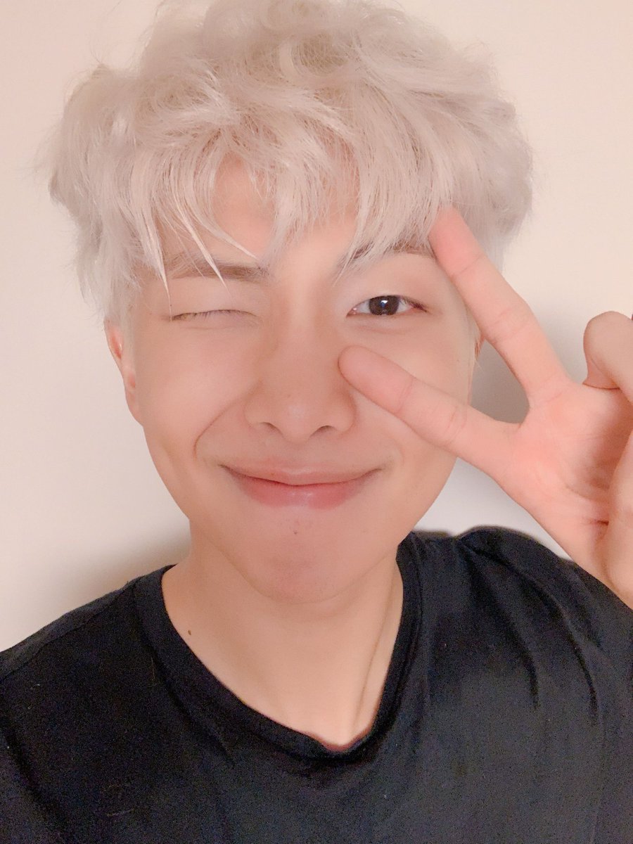 _armyroom_'s tweet photo. @sorafirstlove @BTS_twt Thank Kim Namjoon, we love you very much 🥺 😭 💜 @BTS_twt
#RMs_Note
#GiftfromRM
#LifeGoesOn https://t.co/s7SnmzIkRA