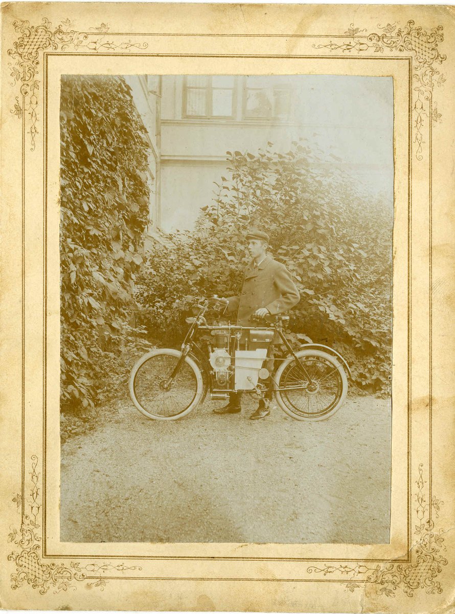 Staatsarchiv's tweet photo. Josef Zeßner-Spitzenberg mit einem ziemlich aufgemotztem Fahrrad, wohl schon eher Moped. Lässige Konstruktion. Datum lt. Datierung 1902 #Fahrrad #Veloziped #Pedelec #Mofettn #tweetride #inveloveritas https://t.co/4VR5ZeBAbF