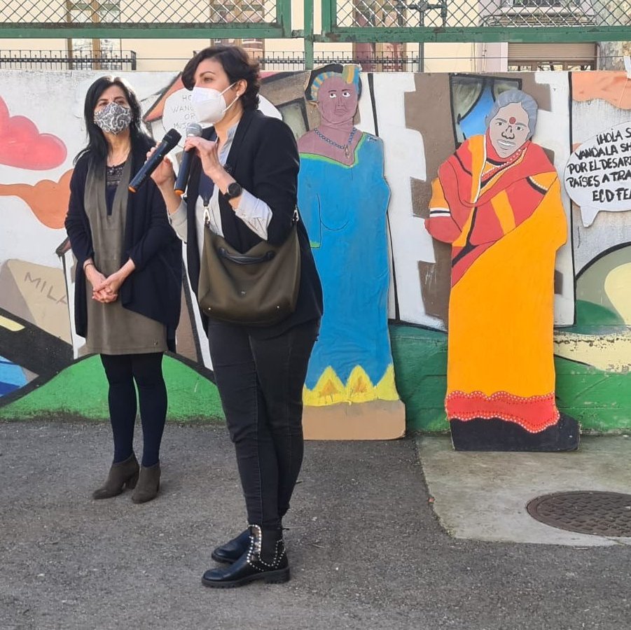 GobAragon's tweet image. La directora general de Planificación, Ana Montagud, acompaña a los alumnos del IES Pedro de Luna en la celebración del Día de la Paz 
☮ #DiaDeLaPaz  #DiaDeLaPazYlaNoViolencia  
#EducaAragón #Educación