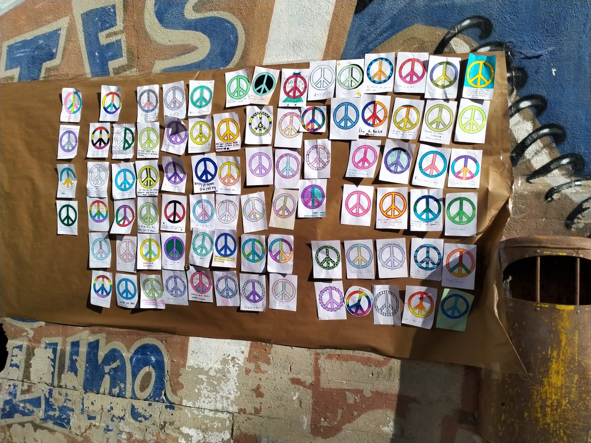 GobAragon's tweet image. La directora general de Planificación, Ana Montagud, acompaña a los alumnos del IES Pedro de Luna en la celebración del Día de la Paz 
☮ #DiaDeLaPaz  #DiaDeLaPazYlaNoViolencia  
#EducaAragón #Educación