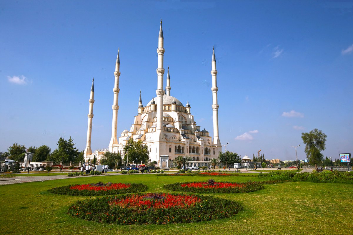 A river divides the city in two. You can tour the city with gondolas or small boats on the river. You can also see Türkiye’'s 2nd largest Mosque during your trip, Adana Central Mosque. It has a capacity of 28500 people. Huge!