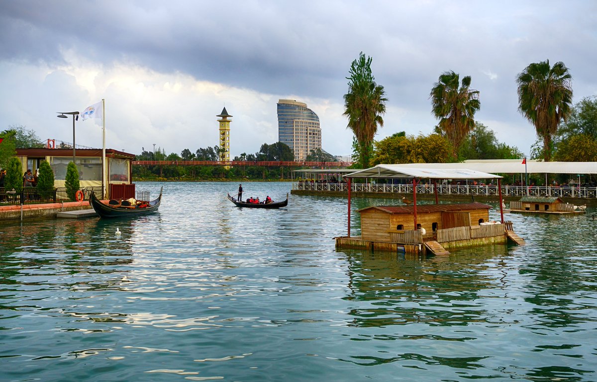 A river divides the city in two. You can tour the city with gondolas or small boats on the river. You can also see Türkiye’'s 2nd largest Mosque during your trip, Adana Central Mosque. It has a capacity of 28500 people. Huge!