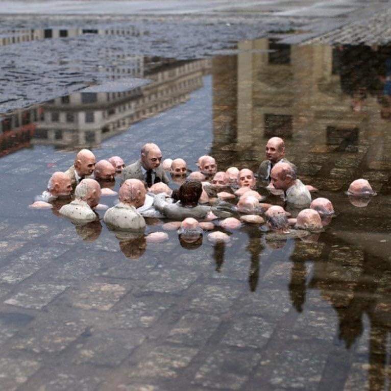 Esta escultura de Isaac Cordall en Berlín se titula "Políticos discutiendo sobre el cambio climático".