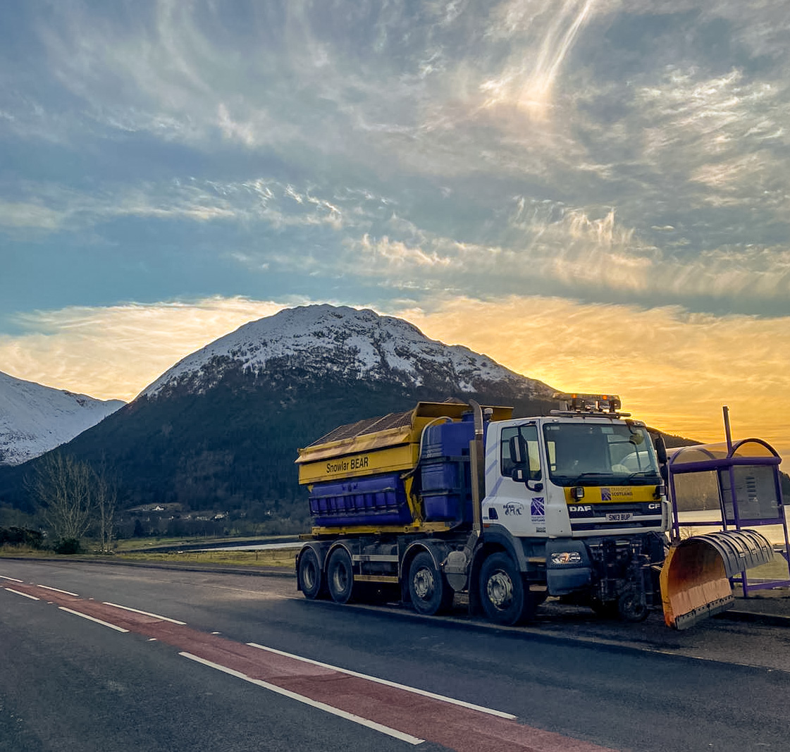 NWTrunkRoads's tweet photo. Here's #SnowlarBEAR taking a quick break after finishing up yesterday's salt treatments on the #A82! Snowlar BEAR was named by pupils at #StBridesPrimary school in #Ballachulish - not far from where this pic was snapped! Thanks again for the bear-illiant name! ❄️🐻❄️❄️ https://t.co/IVsTWzD31X