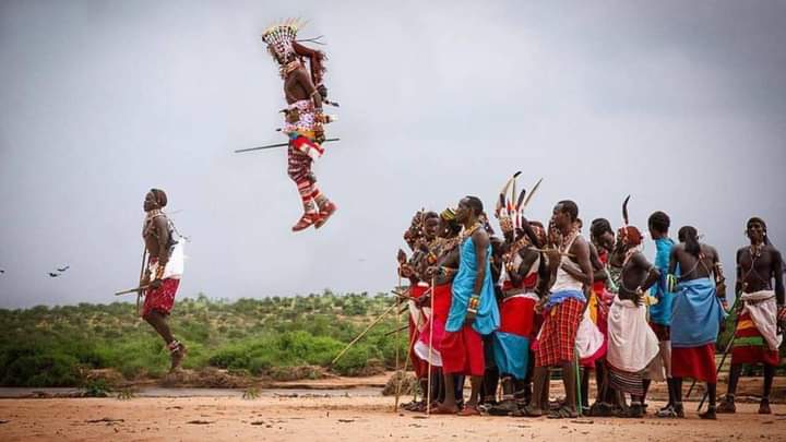 HeroesAfrican's tweet photo. Les Maasai 🇰🇪🇹🇿 peuvent sauter jusqu'à 8 pieds 4 pouces soit environ 2.43 mètres. https://t.co/0xfsq6yn9n