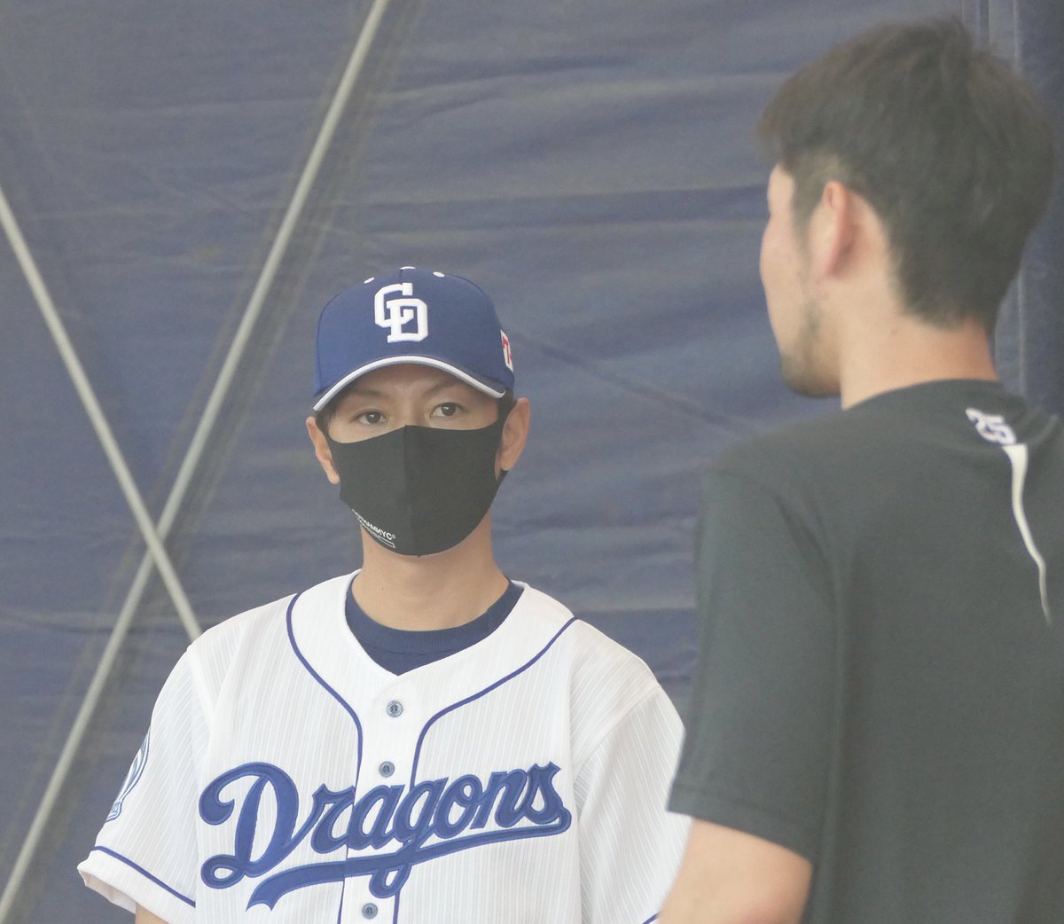 東スポ 中日ドラゴンズ取材班 On Twitter 沖縄キャンプの様子 2021 02 01 佐藤優投手を指導する浅尾拓也コーチです 片足でも安定感抜群ですね Dragons 中日 読谷球場
