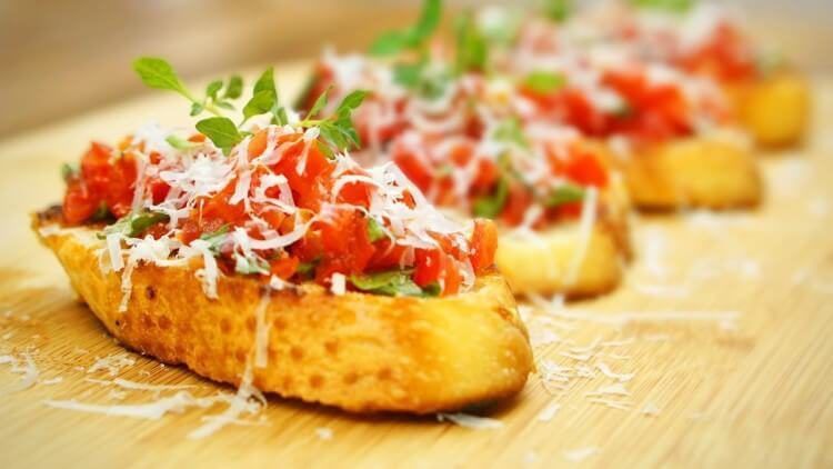 SandroDumke's tweet photo. Quiz! Este preparado é considerado uma entrada famosa na culinária italiana. Mas qual é o nome dele? E esse da foto você sabe dizer qual tipo é? Responda aí que estou louco para saber a sua resposta!😊 https://t.co/R1YvJrvzhQ