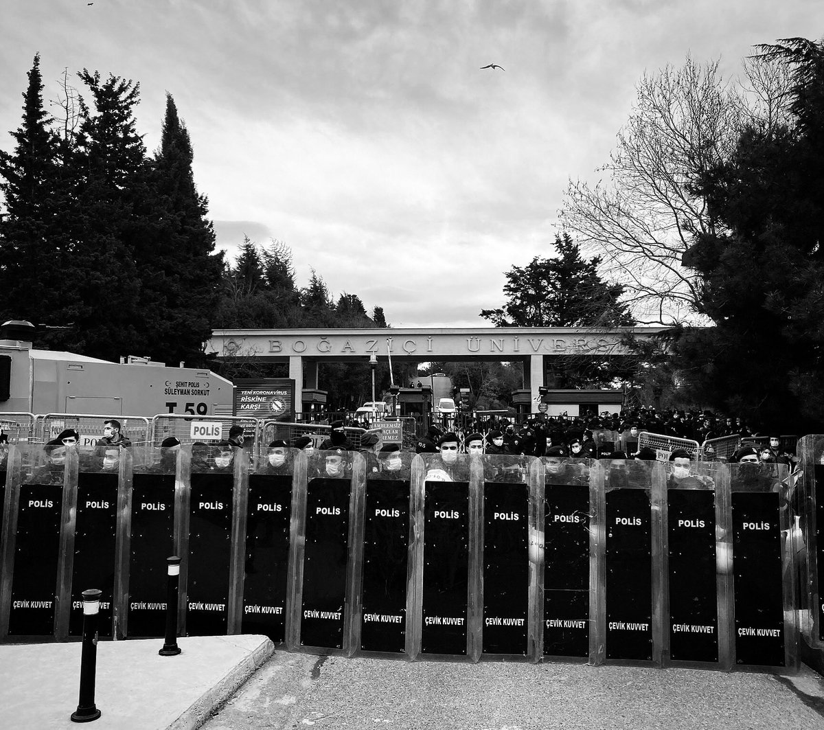 #AşağıBakmayacağız !

Boğaziçi Üniversitesi’nde demokratik ve özerk bir üniversite için mücadele eden, hakları için direnen, baskılara boyun eğmeyen Boğaziçi Üniversitesi öğrencilerinin yanındayız! 

Biat edip başını eğenlerden olmayacağız.
İstikbal göklerdedir..