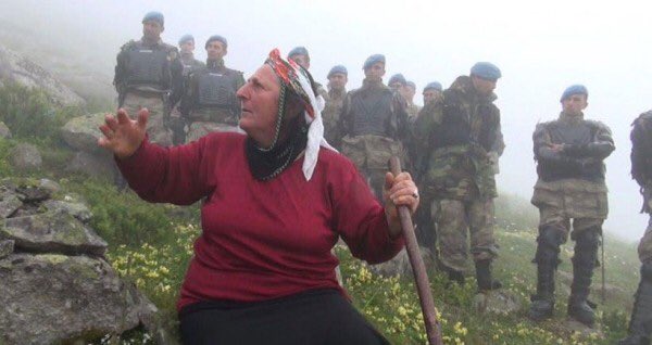 Boğaziçi ya da Rize... 
Haklı olan yukarıya bakar!

#AsağıBakmayacağız 
#BogaziciAblukada