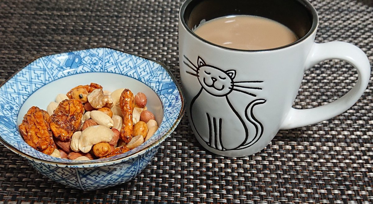 ちょっと一杯 朝活 はちみつたっぷりのカフェオレ と ミックスナッツ 外はまだ暗い コーヒー カフェオレ ダイエット 痩せたい 勉強
