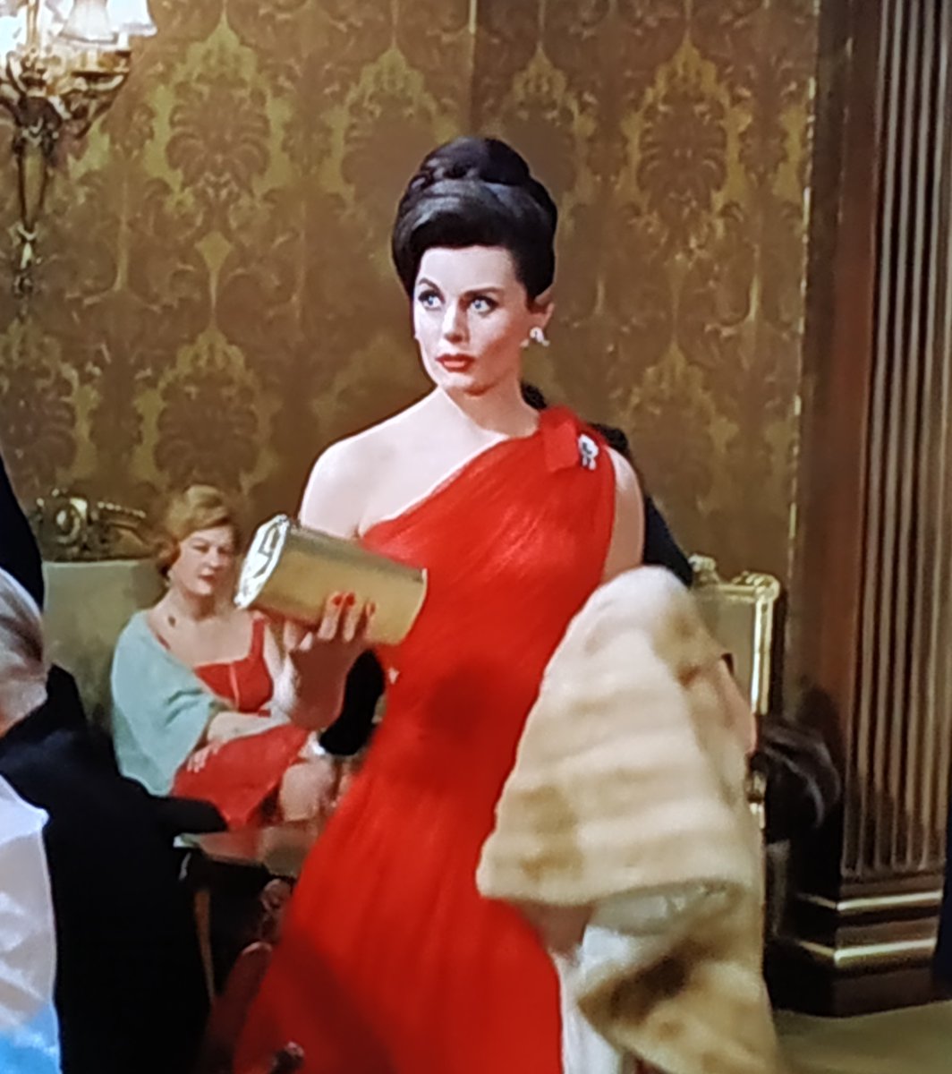 UolFree's tweet photo. #Modelazo supermoderno. Os clásicos é o que teñen: non pasan de #moda. E a el quédalle o smoking coma un guante! #DoctorNo #JamesBond #SeanConnery https://t.co/HmAI9U8OX3