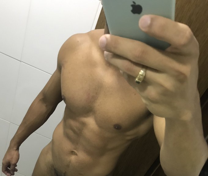 Gostam de um moreno chocolate? 🍫 Da RT e ganha foto completa na DM, &eacute; s&oacute; chamar!! https://t.co/ELBya