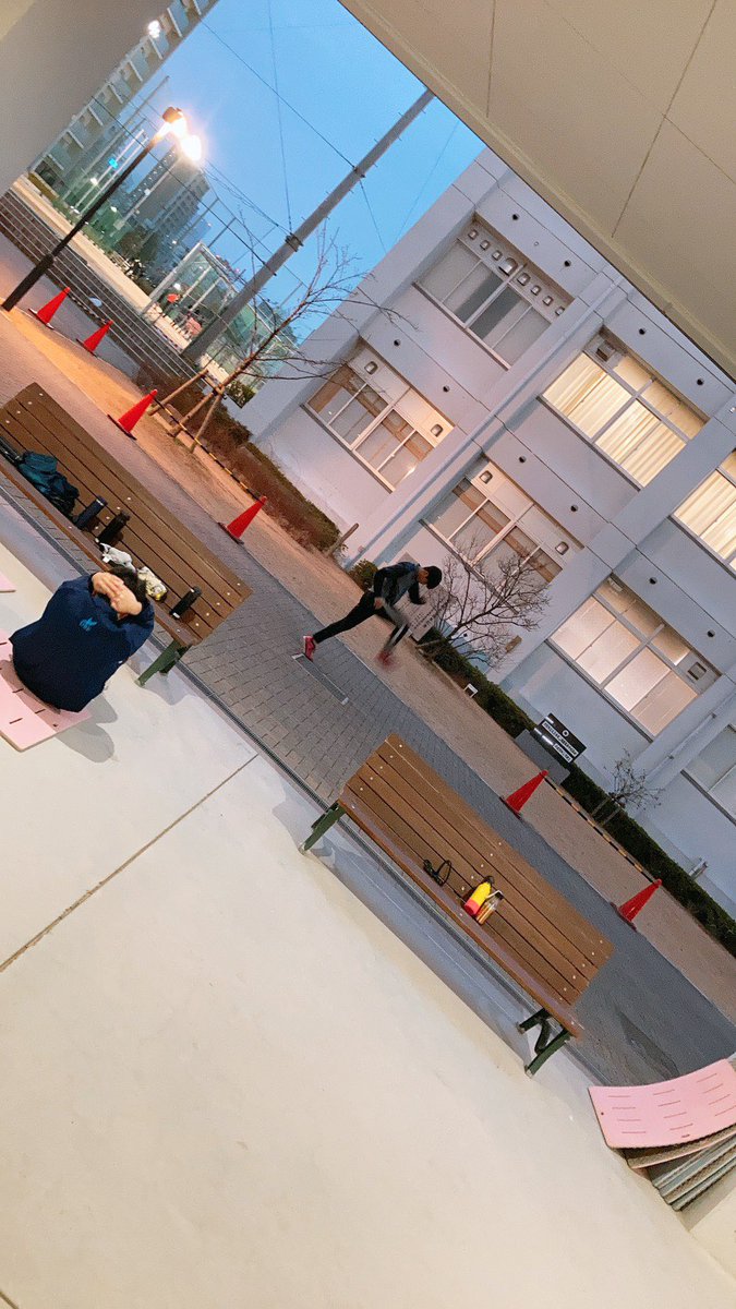 大阪市立大阪ビジネスフロンティア高等学校 寒い中ピロティ で練習をしている部活を見つけました 男子バスケットボール部と陸上部です 体育館やグラウンドでの練習以外にもピロティで筋トレなどを行っています 大阪ビジネスフロンティア高等学校 Obf