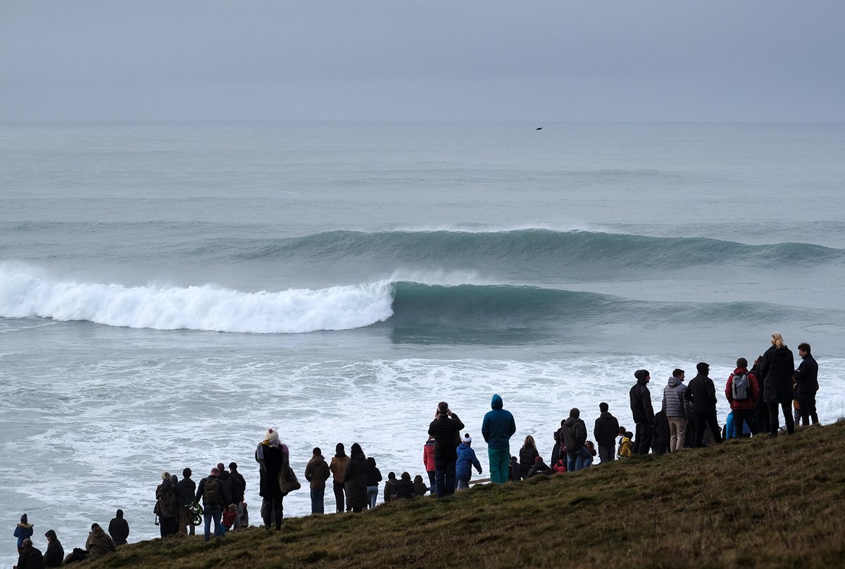 photogregmartin's tweet photo. A handful of surfers tackled huge waves at The Cribbar in Newquay today, attracting a lot of spectators, some police and a couple of security guards. Full story and loads more pics here: https://t.co/xapsXzMl3W https://t.co/xkn9AhgXPz