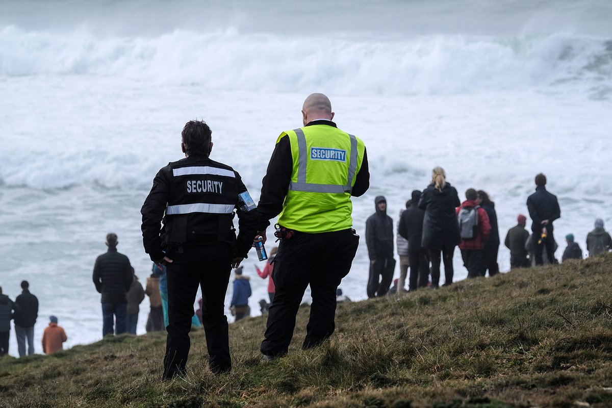 photogregmartin's tweet photo. A handful of surfers tackled huge waves at The Cribbar in Newquay today, attracting a lot of spectators, some police and a couple of security guards. Full story and loads more pics here: https://t.co/xapsXzMl3W https://t.co/xkn9AhgXPz