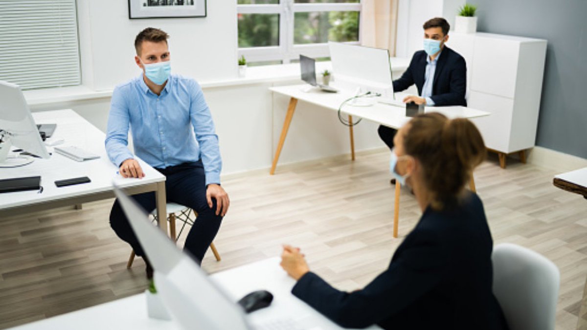 While most people are working from home, many working in essential industries don't have that option. Businesses are helping staff stay safe by providing them with a badge that emits an alarm when people breach distancing rules. It's low cost &amp; effective: cougar-automation.com/cougar-automat…