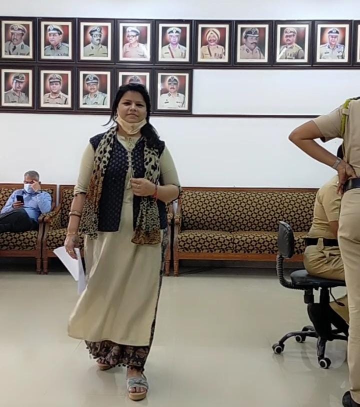 ChitraBathamINC's tweet photo. As acting president of @AIPCThane  I submitted a memorandum to Jt  Comm of Police Sh.Suresh Makela ji of @ThaneCityPolice to take stern action against #ArnabGoswami for his alleged involvement in anti-national activities
#antinationalbjparnab 
#ArnabExposedPulwama 
#ArnabChatGate https://t.co/VAveeaT5Uq