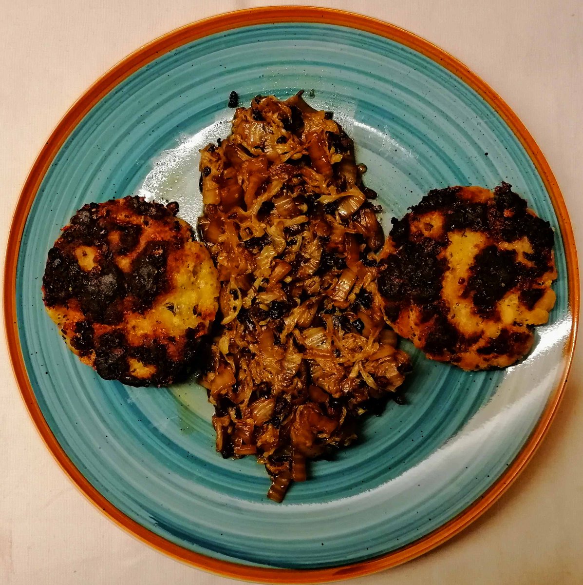 MikeKocht's tweet photo. "Gschmackiges" vegetarisches #Twooking (wenn man auf den Speck verzichtet)
#Kaspressknödel mit #Chinakohl (fragt bitte nicht, warum diese #Laibchen #Knödel heißen)
Wichtig: Ordentlich braten! Macht knusprig und hebt Käsearoma
Einfach, günstig, gut!
https://t.co/ES78FdNyc2 https://t.co/LrUQzLDdWa