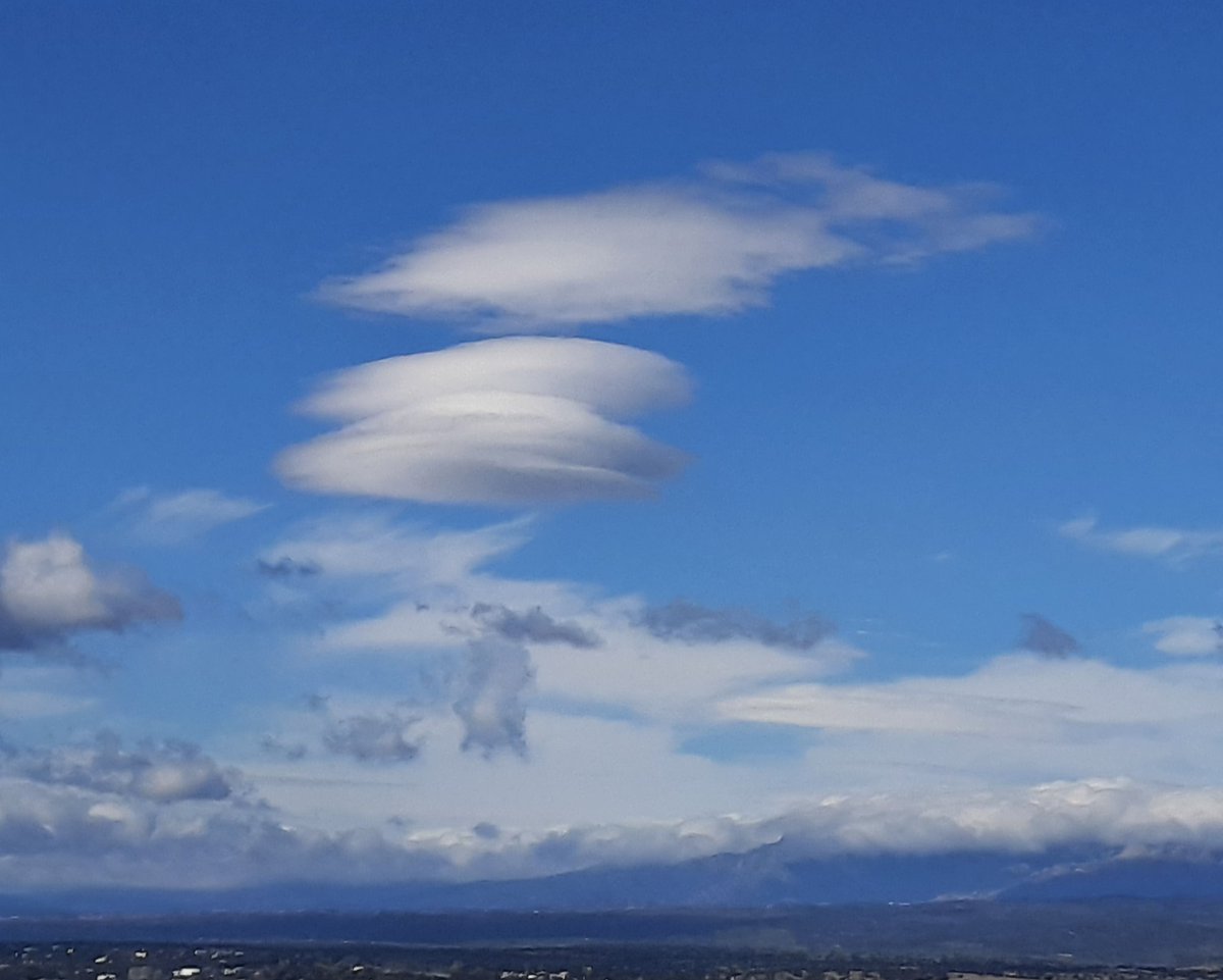 Esta mañana ha habido varias #nubes #lenticulares en #Madrid 
Éstas, en la #SierraDeGuadarrama