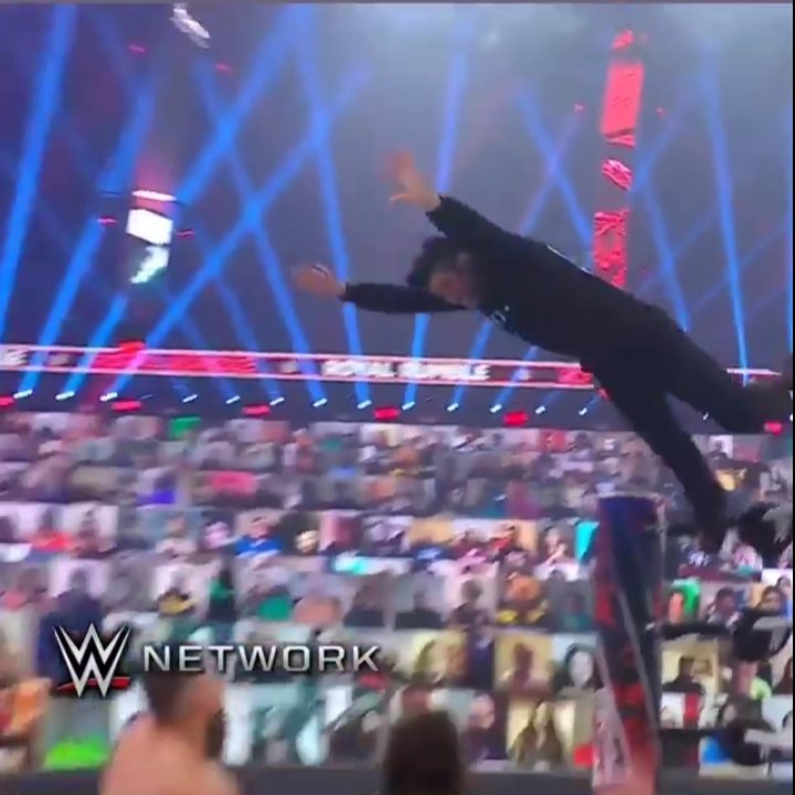 JohneeHe's tweet photo. English: When my friends say they dont like listening to Bad Bunny. 
Spanish: Cuando dice mi amigo que no le gustan escuchar Bad Bunny. 
#WWERoyalRumble #BadBunny https://t.co/LhCreWrapk