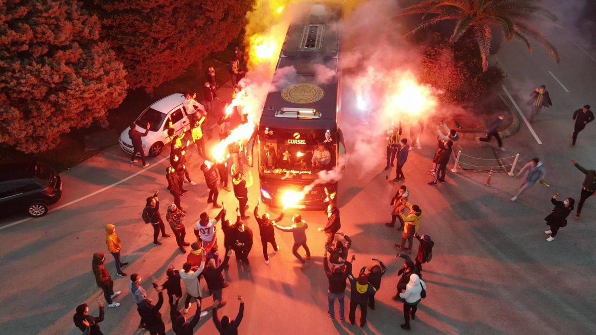 Fenerbahce's tweet photo. 🔥 Hatay'da coşkuyla karşılandık! 💛💙

#HATvFB https://t.co/wtxIfdLsLZ