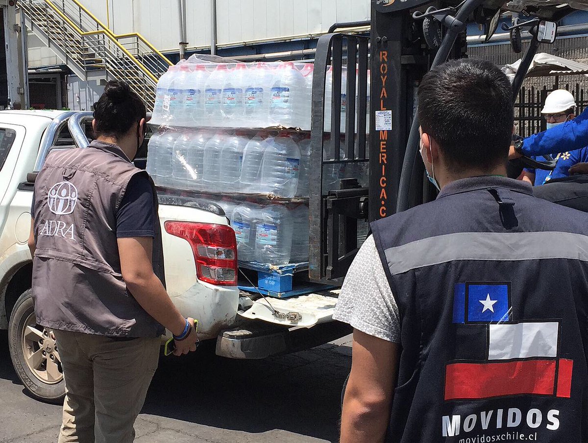 MovidosxChile's tweet image. ☝🏿¡Gracias @wallmart_chile por donar 1.230 litros de agua embotellada. Hoy la red Movidos x Chile y @adrachile haremos entrega de la donación,  a las personas que se han visto duramente afectadas por el aluvión en #SanJosédeMaipo en la Región Metropolitana! 👏