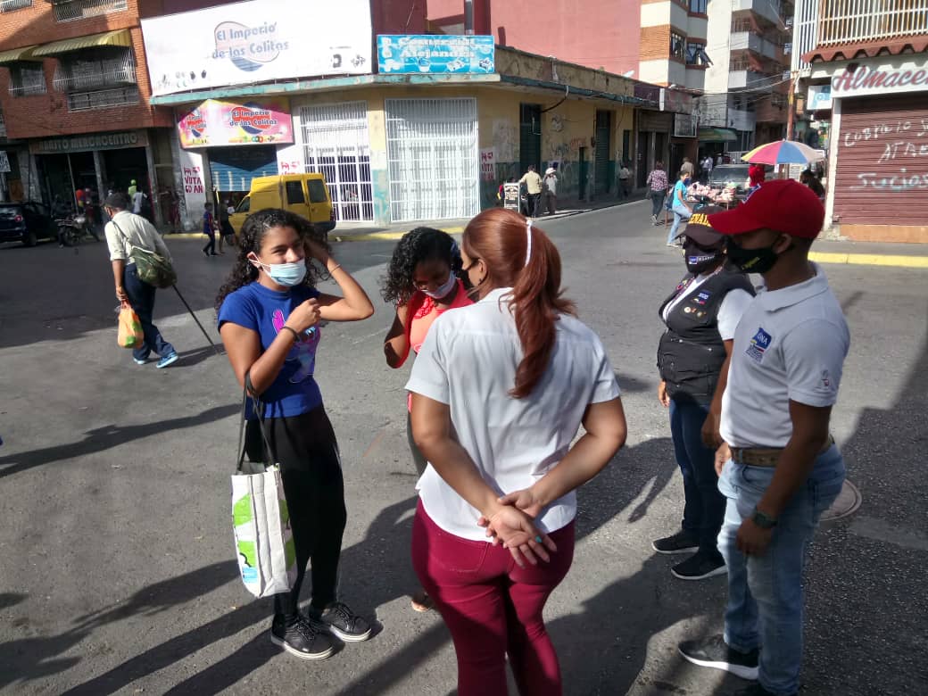 guarico_f's tweet photo. Con el fin de dar continuidad al despliegue preventivo para la prevención del COVID-19 en la semana radical 7+7, @guarico_f y organismos de seguridad realizan recorrido establecimientos comerciales, calles y avenidas haciendo llamado de atención al uso del tapa boca🚨🚔.
#Roscio https://t.co/YrgKFCbFNn