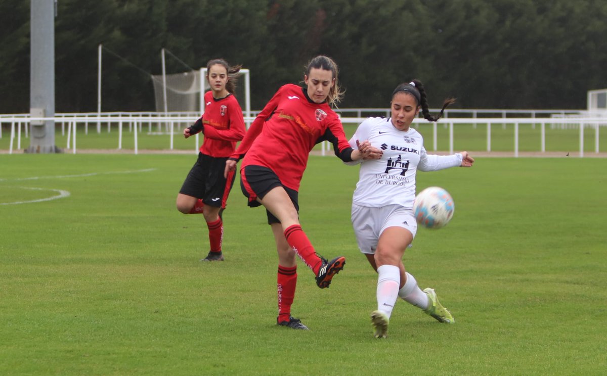 Partido muy disputado este Domingo en el derbi burgalés donde nuestras chicas consiguieron la victoria por 1-0 con gol de Tamara en el min. 17.
Primera victoria de la pequeña temporada.
A seguir luchando hasta el final♥️🖤⚽💪